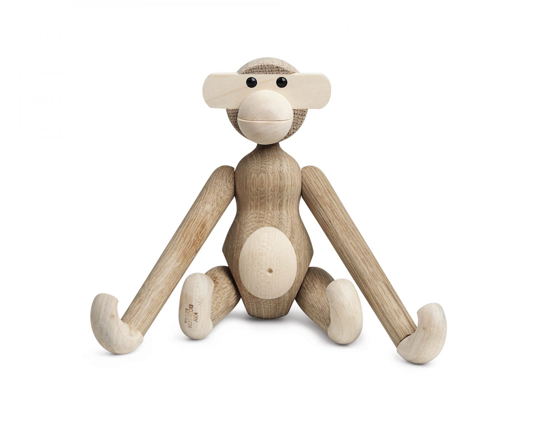 Kay Bojesen Affe Holzfigur aus Eiche und Ahorn, sitzend auf weißem Hintergrund.